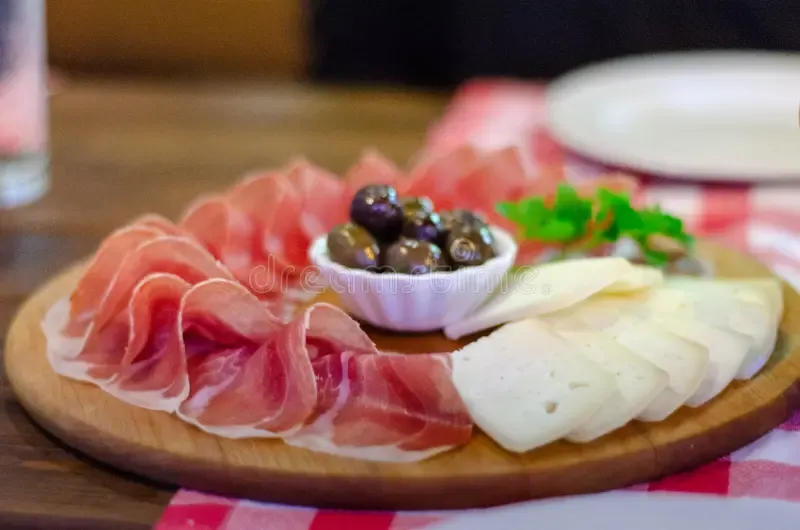 Njeguški prosciutto – a taste of tradition that matures between the mountains and the sea