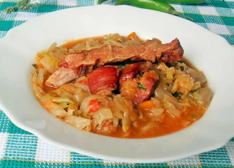 Zelí se sušeným masem - vůně domácí kuchyně, která sbližuje rodinu