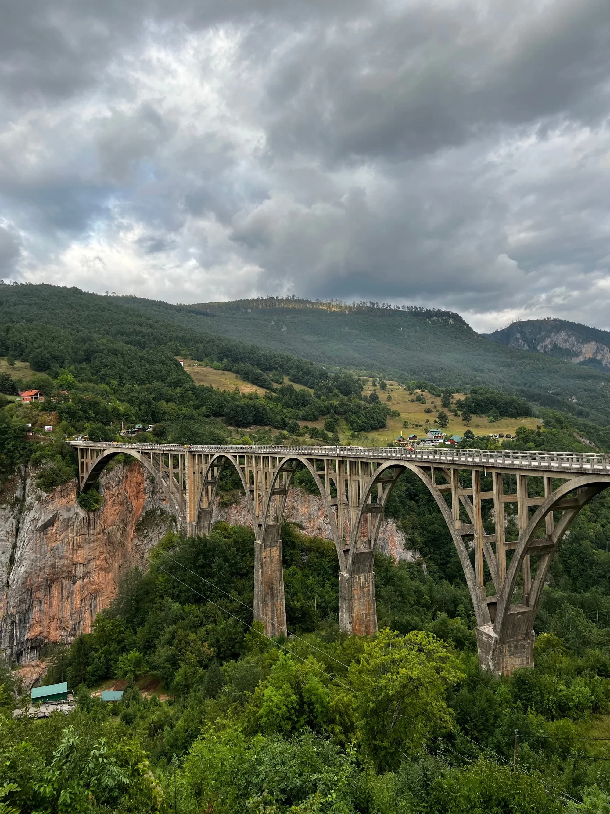 Brücken zwischen dem Tara-Canyon und dem Leben entlang der Ľehotina