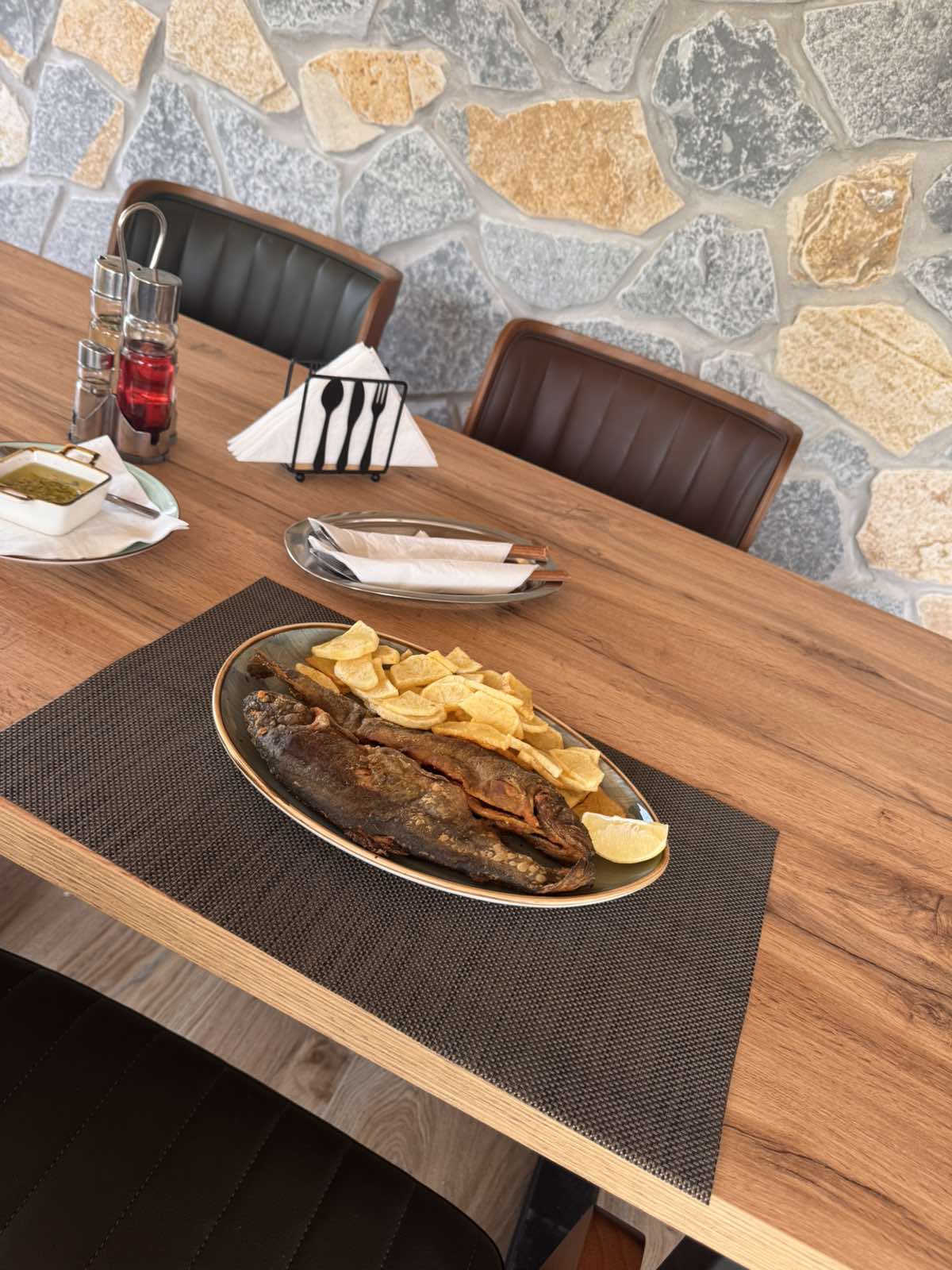 Pescado a la parrilla y pescado al horno: auténticos sabores de la costa montenegrina.